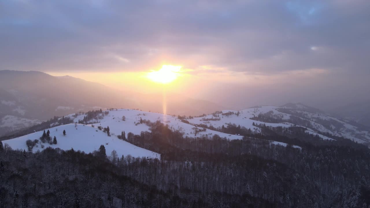 无人机拍摄的乌克兰喀尔巴阡雪山日落视频素材