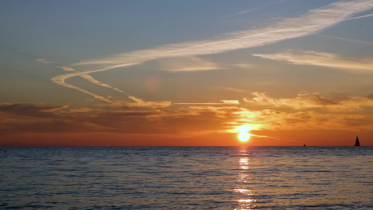 海浪在溅起水花。视频素材