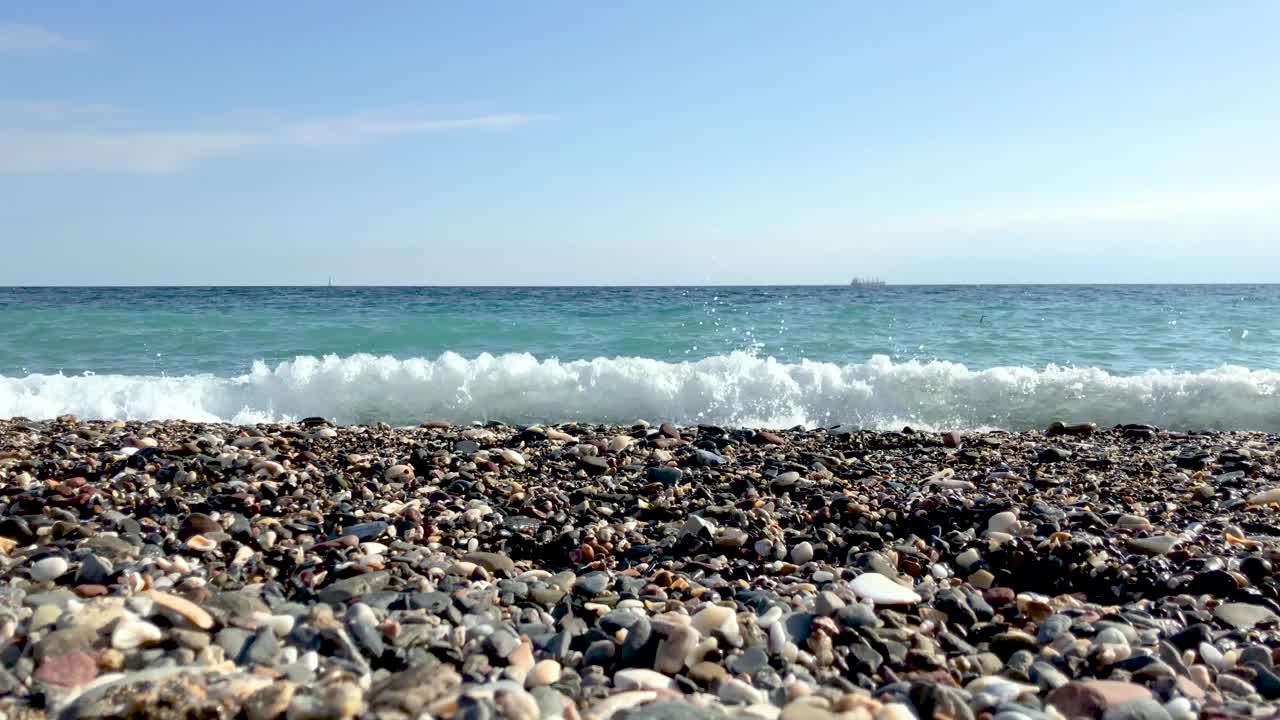 海浪拍打着海面。视频素材