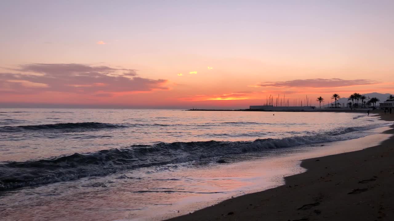 海浪在溅起水花。视频素材