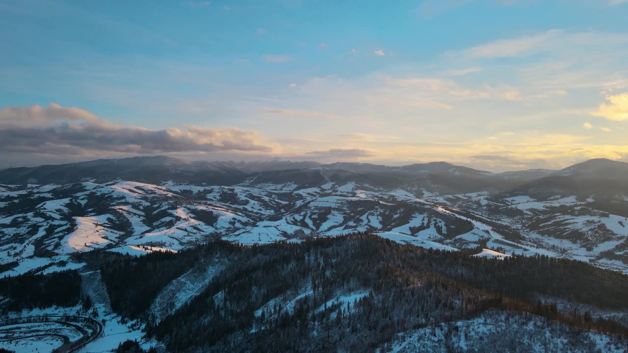 无人机拍摄的白雪覆盖的乌克兰喀尔巴阡山脉视频素材