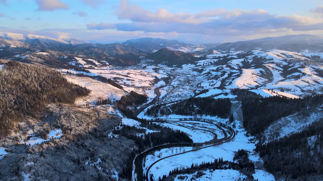 无人机拍摄的白雪覆盖的乌克兰喀尔巴阡山脉视频素材