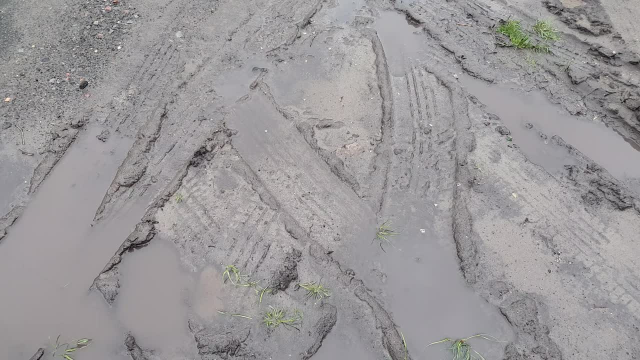 雨后泥上有轮胎印。视频素材