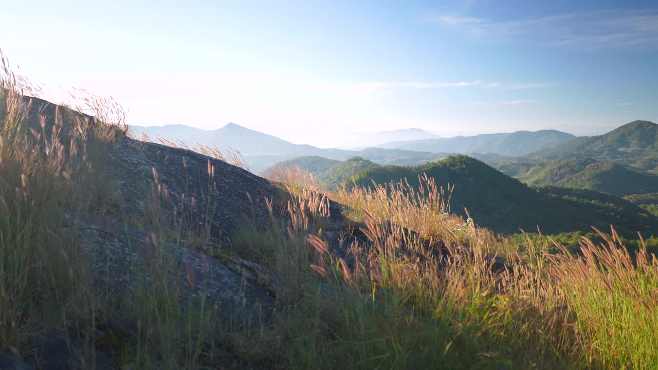 女人跑到山顶，越野跑视频素材