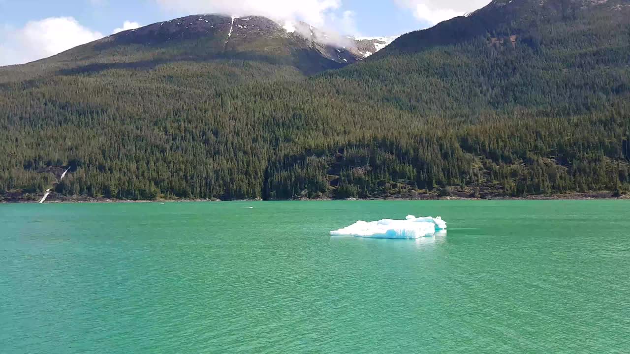 风景如画的群山映照视频素材