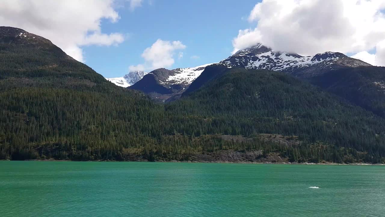 美丽的北美和阿拉斯加:风景如画的山脉反映视频素材