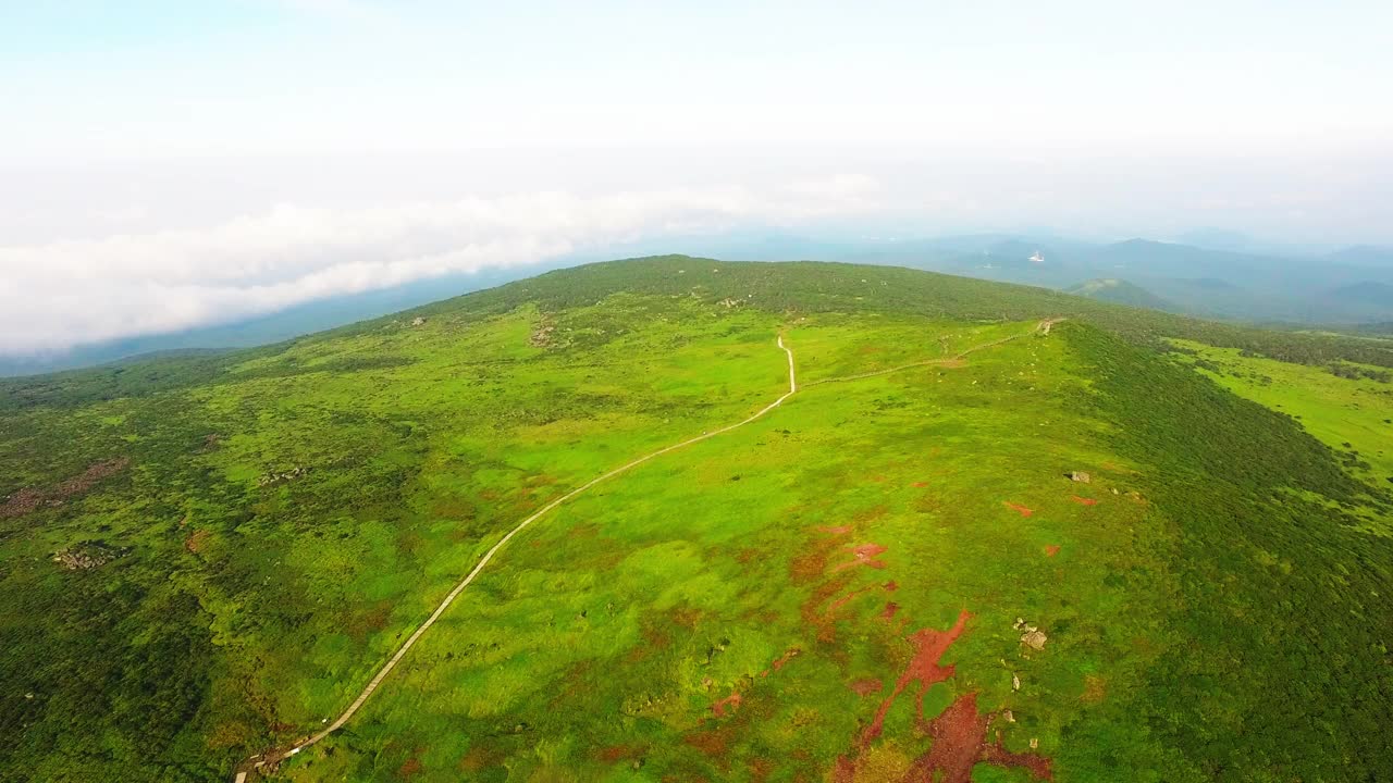 韩国济州岛Hallasan国家公园的徒步旅行路线视频素材