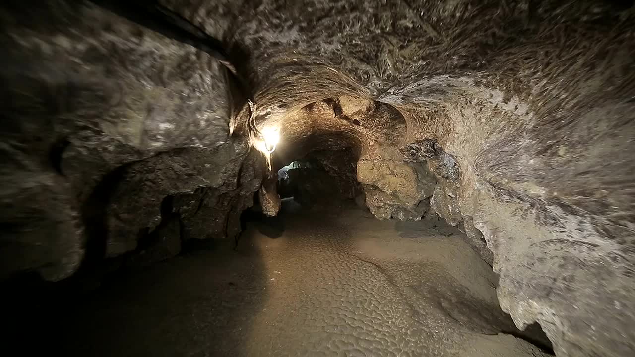 洞穴学，洞穴，地牢，黑暗的隧道视频素材