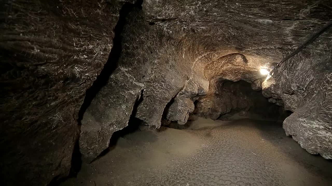 洞穴学，洞穴，地牢，黑暗的隧道视频素材