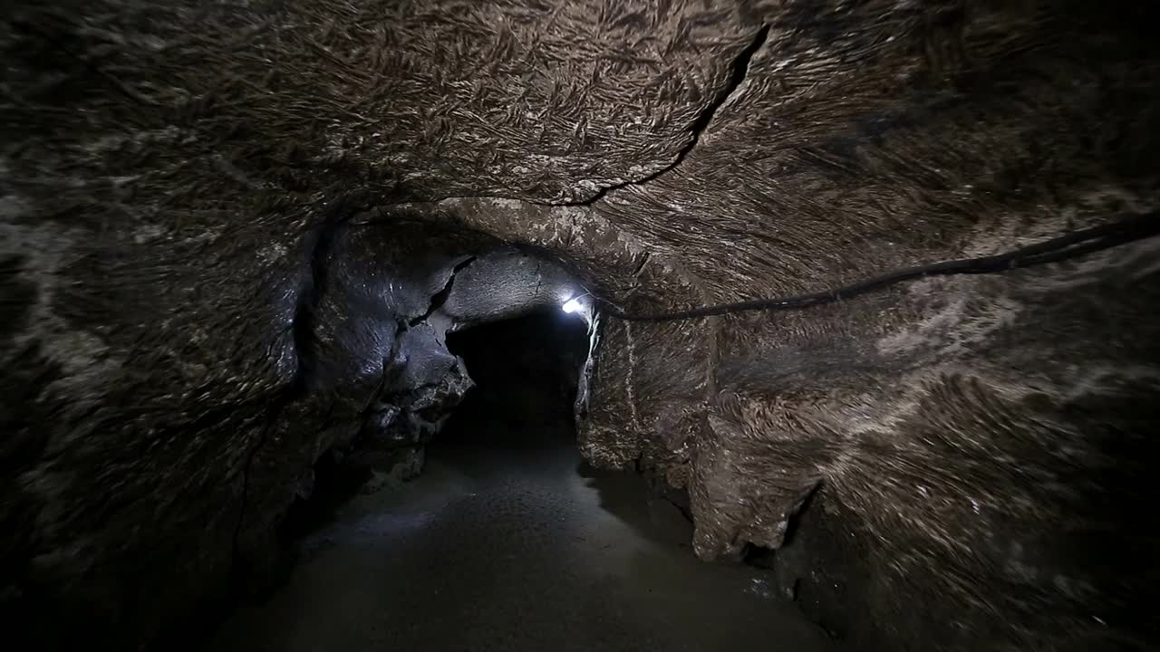 洞穴学，一个洞穴，一个地牢，一个黑暗的隧道，挖掘地下视频素材