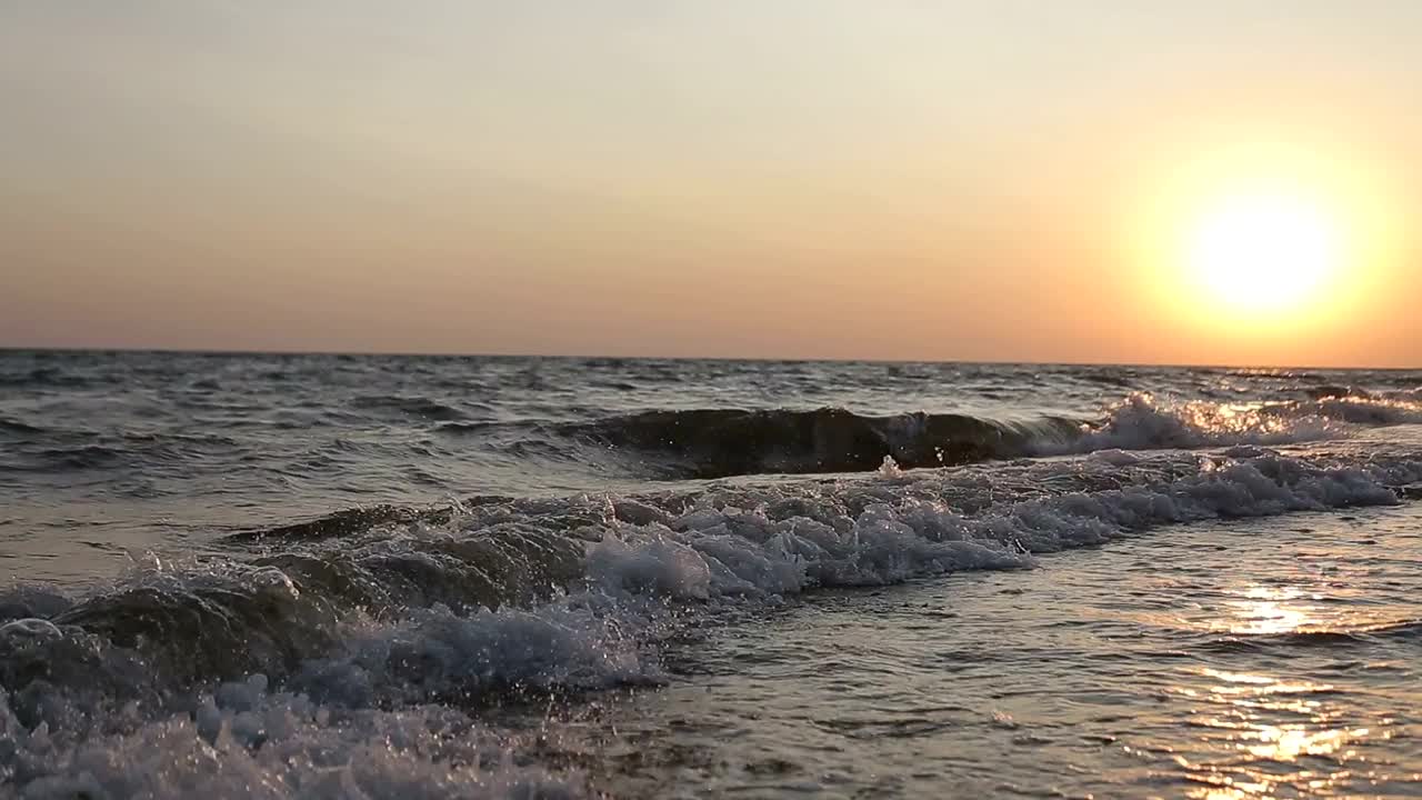 美丽的日落在海洋的海岸线。视频素材