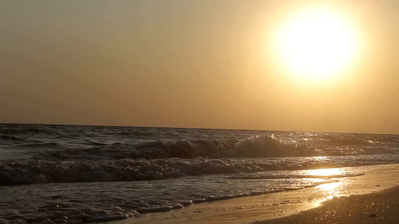 美丽的日落在海洋的海岸线。视频素材