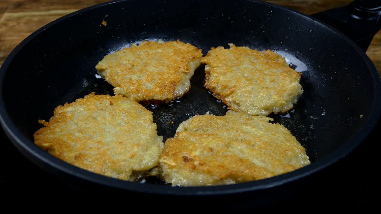 烤脆皮金土豆煎饼或deruny油炸在滚烫的油在煎锅。美味的draniki。视频素材