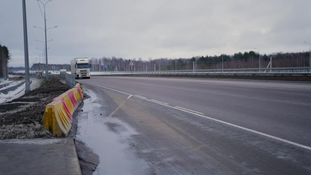 一辆卡车在高速公路上行驶。视频素材