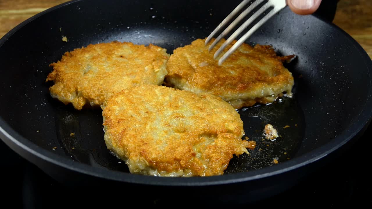 烤脆皮金土豆煎饼或deruny油炸在滚烫的油在煎锅。美味的draniki。视频素材