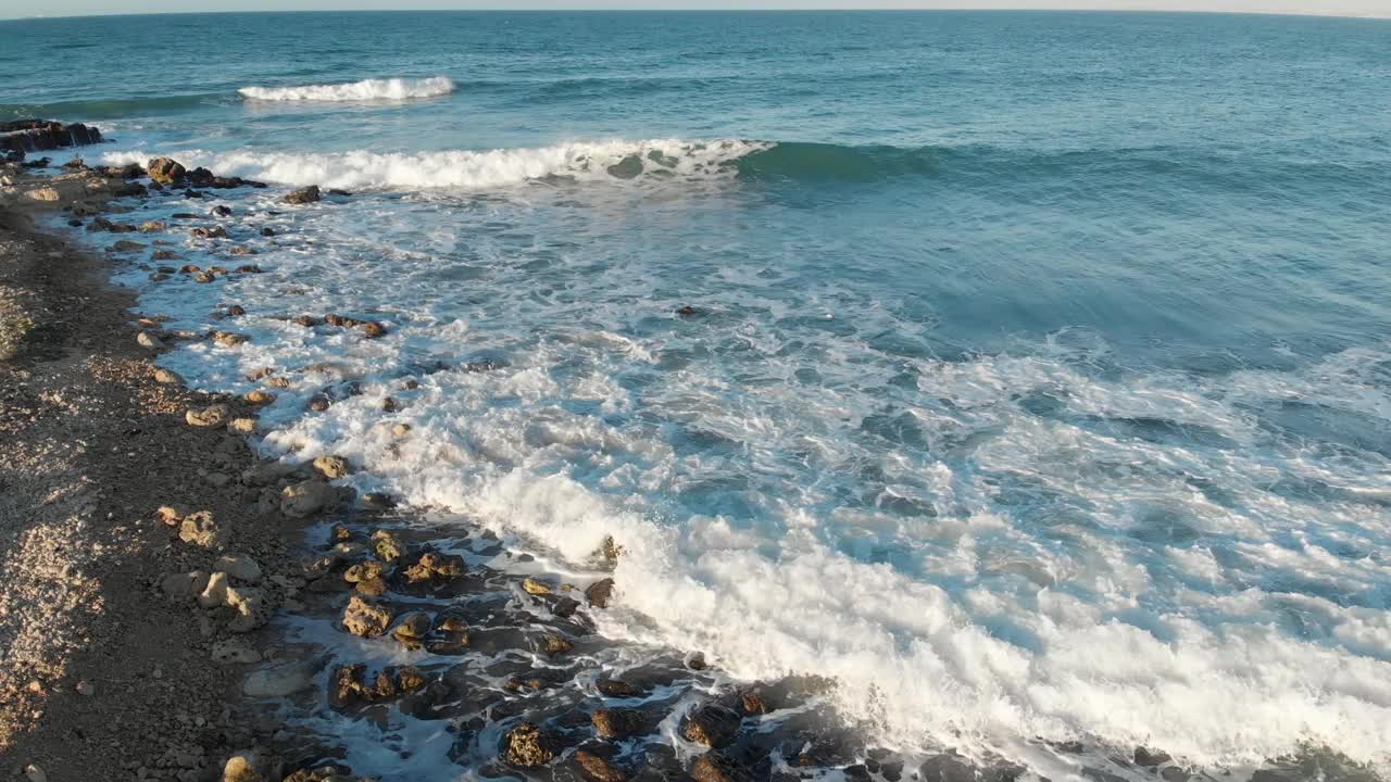 阳光明媚的日子里，碧波荡漾的水面泛着白色的泡沫，美丽的自然图案背景与复制空间。丰富多彩的视频。环境问题，缺乏饮用水，全球变暖视频下载