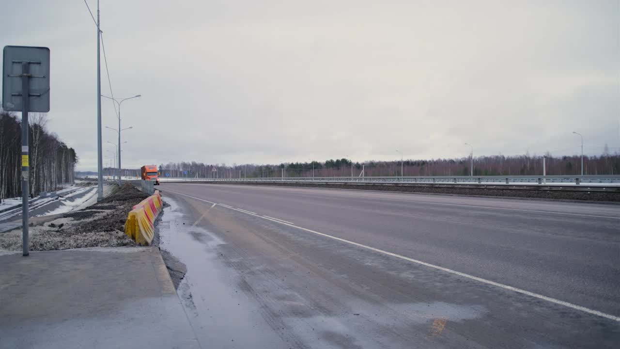 一辆卡车在高速公路上飞驰。视频素材