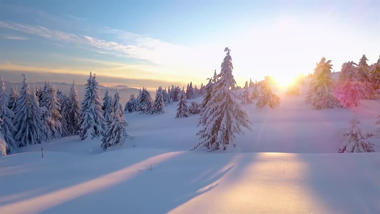 美丽的日出在冬天雪山景观在冰冻的自然全景蓝色的早晨视频素材