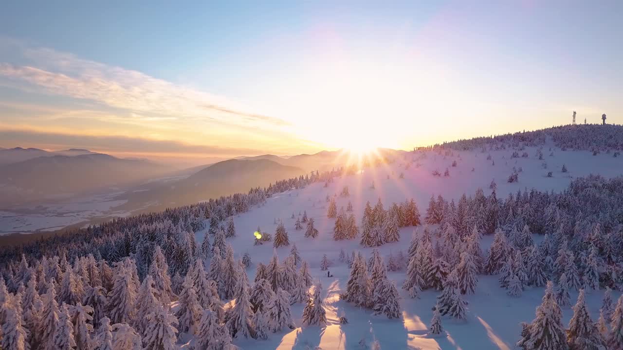 神奇的冬日日出景色，冰冻的自然和雪树在森林山地景观视频素材