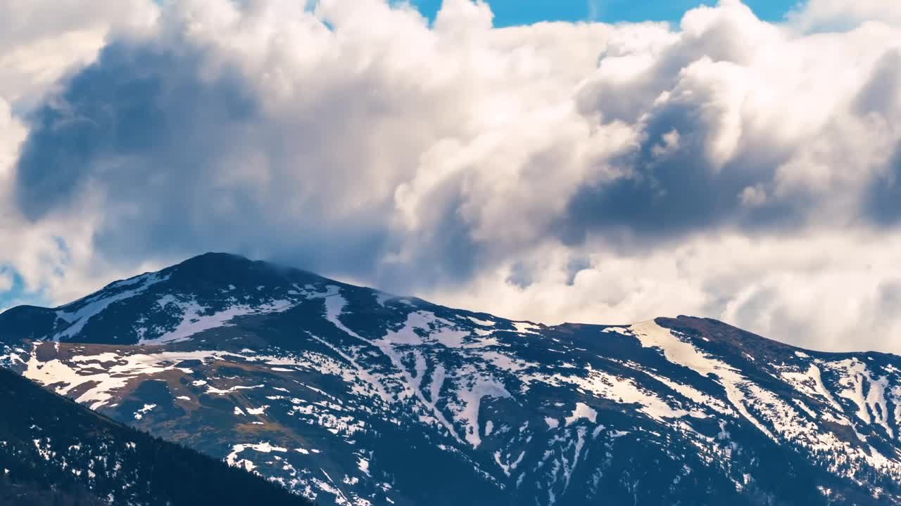 在春天阿尔卑斯山脉戏剧性的暴风雨云时间流逝自然视频素材