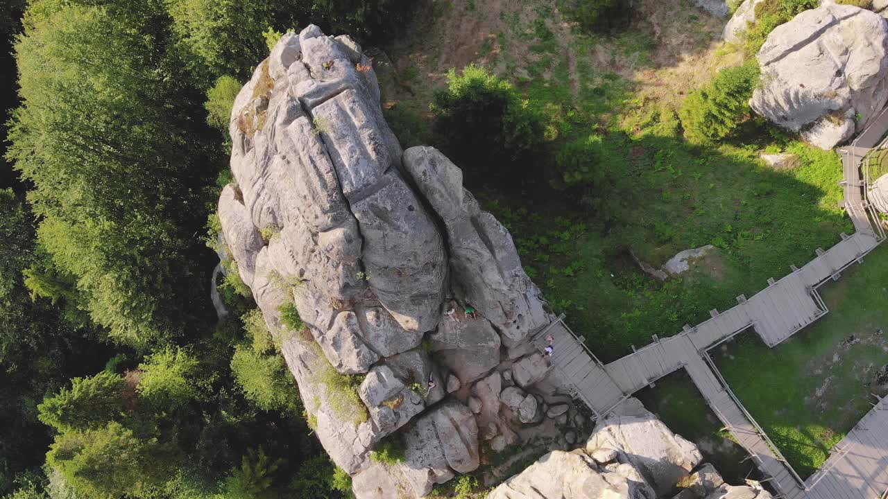 大山中间的雄伟岩石。视频素材