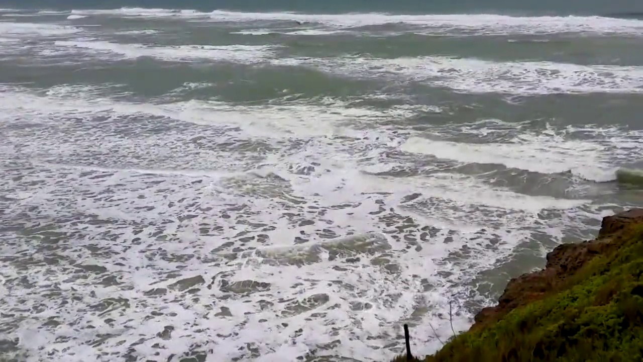 海浪和岩石海岸视频素材