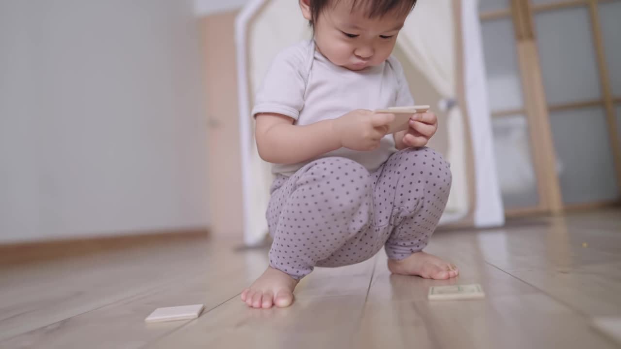 可爱的小女孩把她的木制玩具聚在一起，在童年的学习能力视频素材