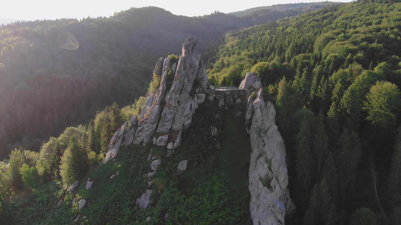 大山岩石在山上。视频素材