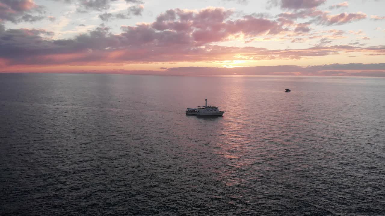 无人机图像的一艘船在平静的海面上在海湾的Cortez海从港Peñasco，墨西哥索诺拉在日落视频素材