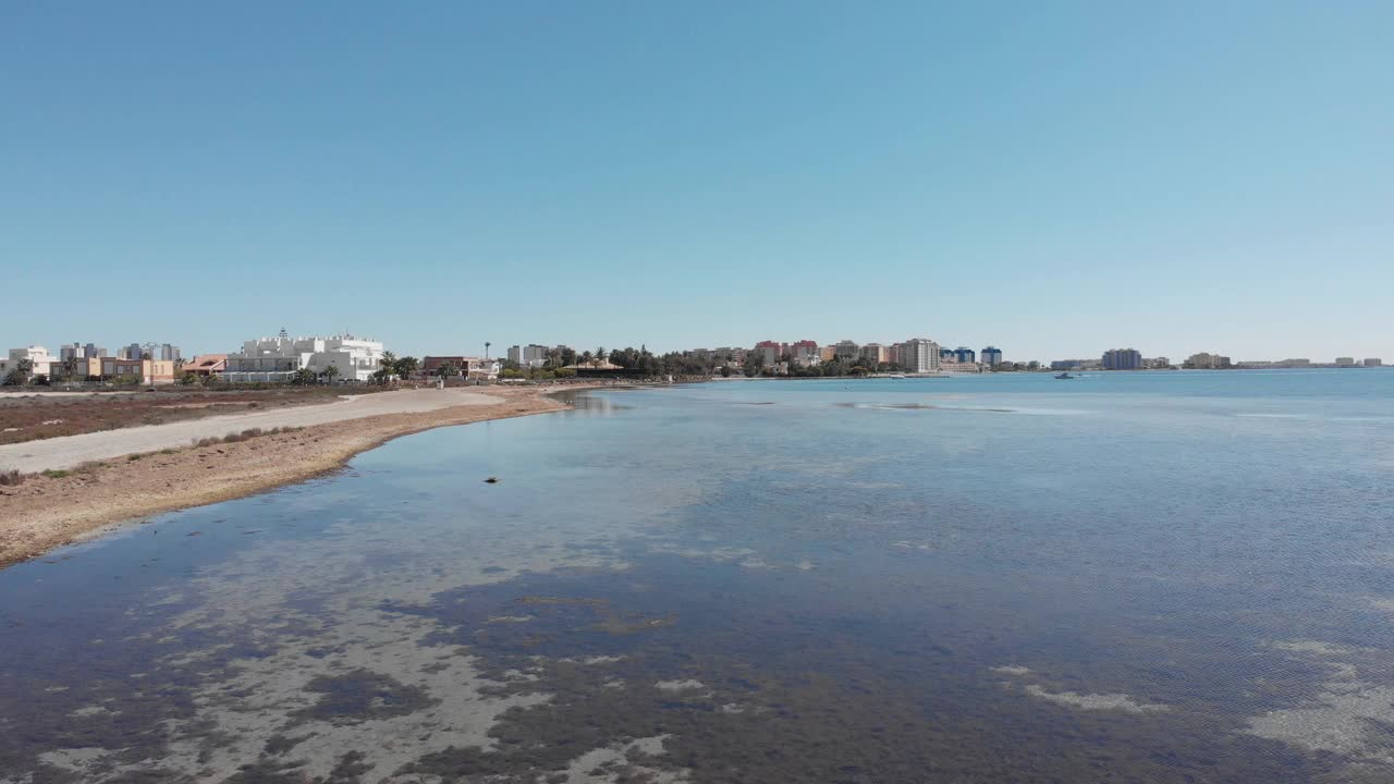 加州鸟瞰图沿着海滨豪华住宅和悬崖边海滩海岸飞行视频素材