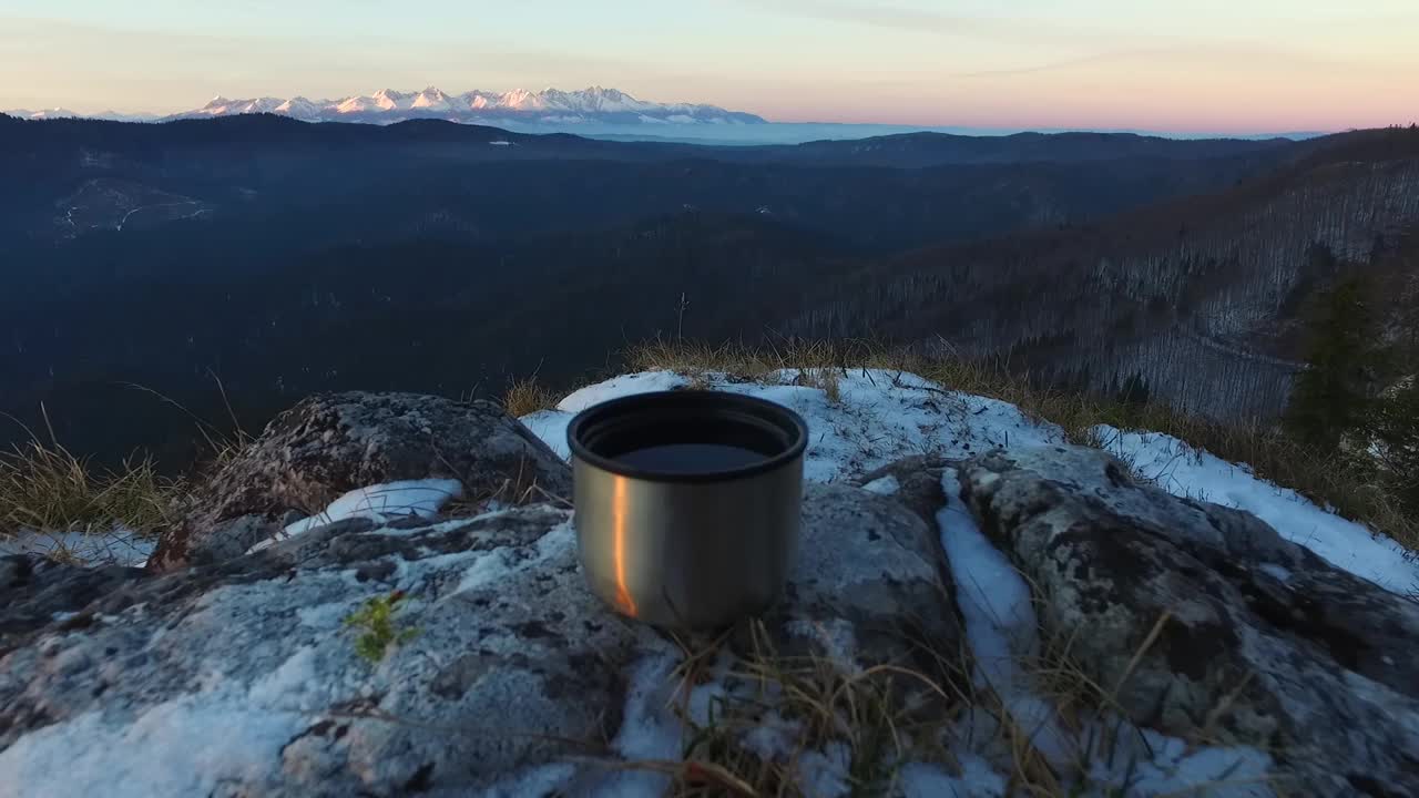 热茶杯和斯洛伐克塔特拉斯山脉的景色。视频下载