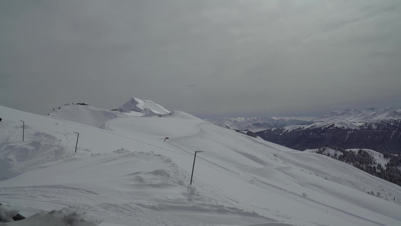 阿尔卑斯山滑雪胜地的全景，普里尤特维特罗夫在红波利亚纳，索契，俄罗斯。视频素材