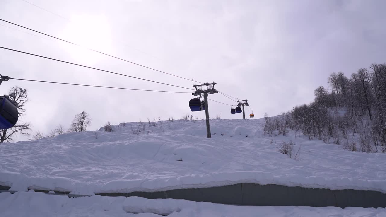 在俄罗斯红波利亚纳的Alpika滑雪度假村的滑雪小屋的时光流逝。视频素材