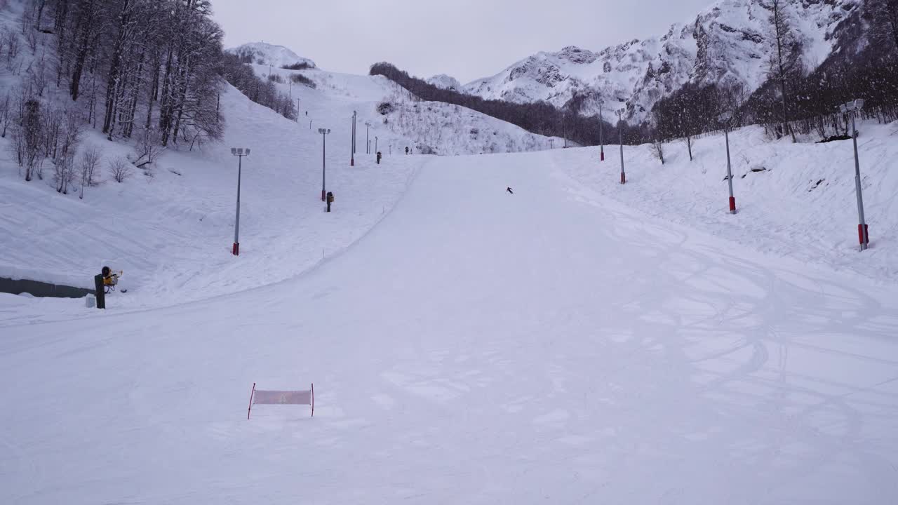 俄罗斯红波利亚纳的索内尼·普里尤特，人们在阿尔皮卡滑雪场的斜坡上滑雪。视频素材