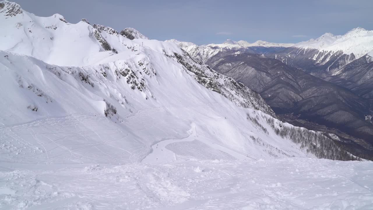 俄罗斯索契，普里尤特韦特罗夫，阿皮卡滑雪场滑雪者在斜坡上的时光流逝。视频素材