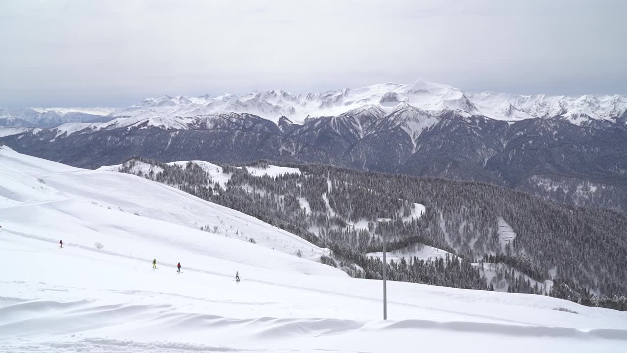 俄罗斯索契，Priyut Vetrov, Krasnaya Polyana的Alpika滑雪度假村，移动的滑雪缆车和滑雪的人在斜坡上的时间流逝。视频素材