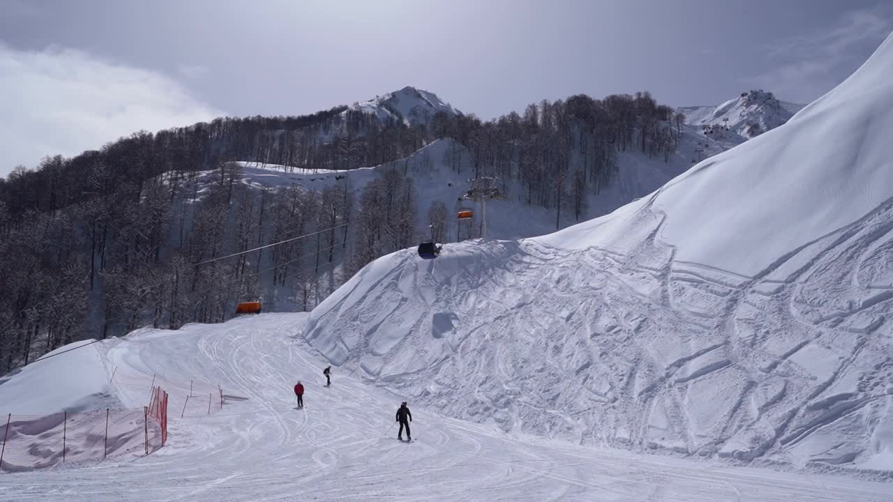 俄罗斯索契，Krasnaya Polyana, Solnechny Priyut, Alpika滑雪度假村，滑雪者在斜坡上的时光流逝。视频素材