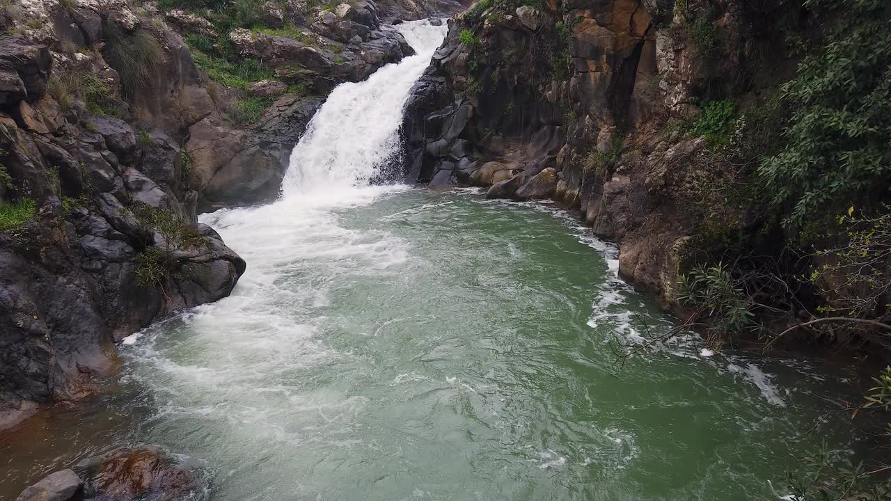 湍急的河水，在岩石间流淌。视频素材