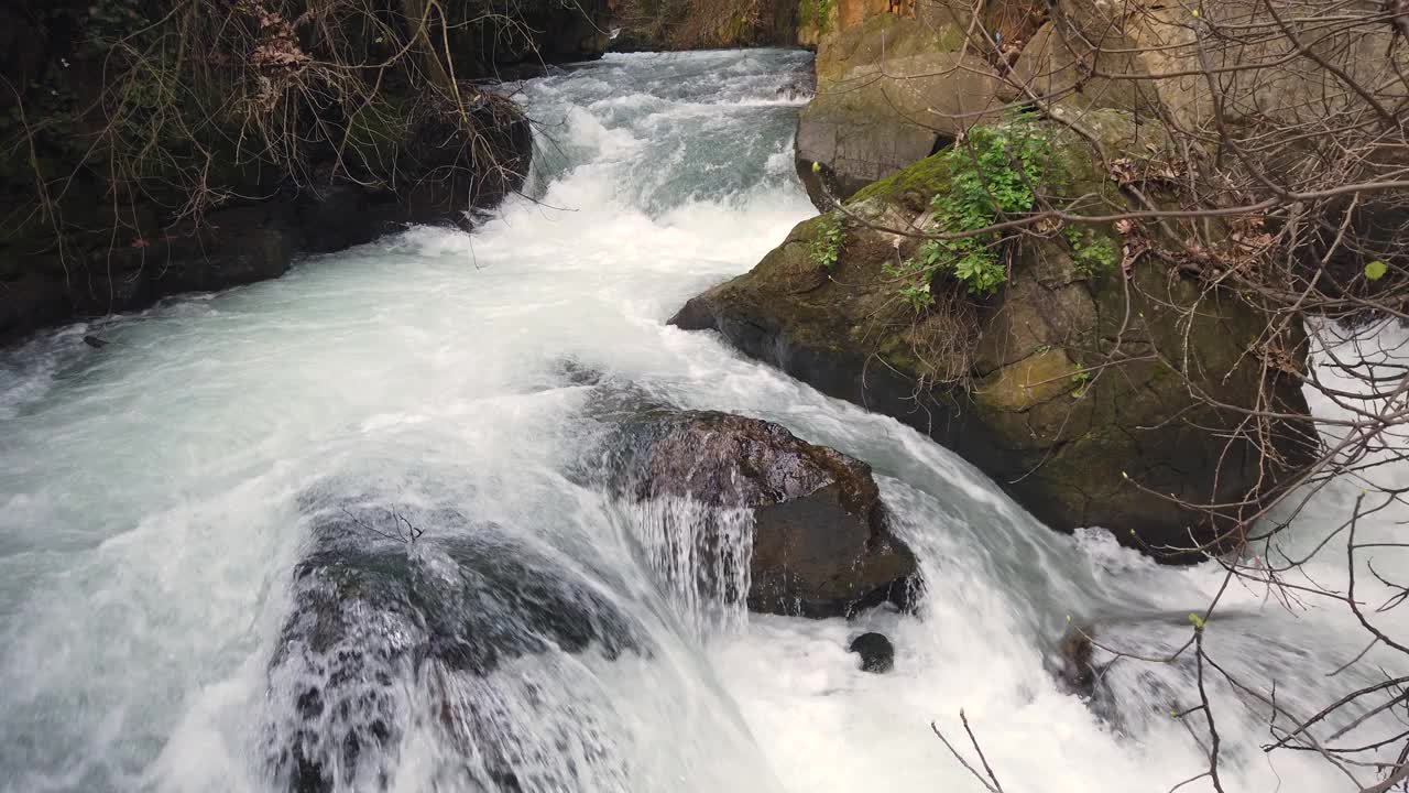 山涧瀑布流过岩石。快河流动视频素材