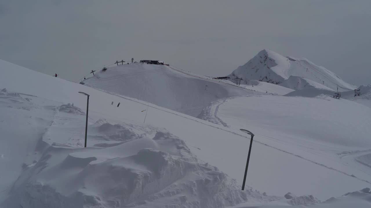 移动的滑雪缆车和Alpika滑雪胜地的全景图，Priyut Vetrov在红波利亚纳，索契，俄罗斯。视频素材