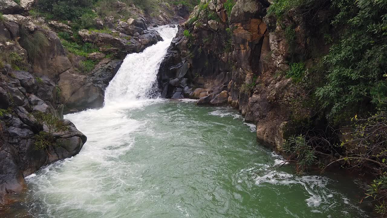 野生的山河与巨石流动。视频素材