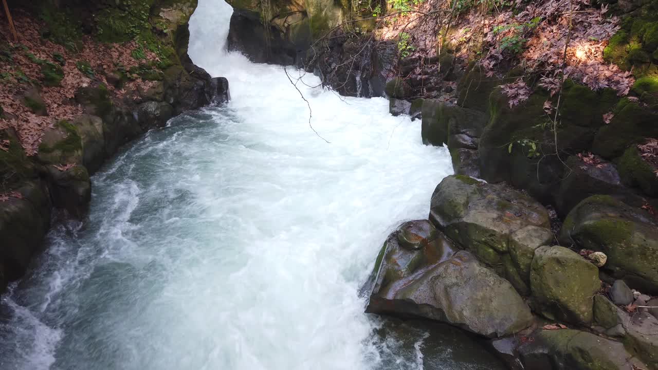 山涧瀑布流过岩石。快河流动视频素材