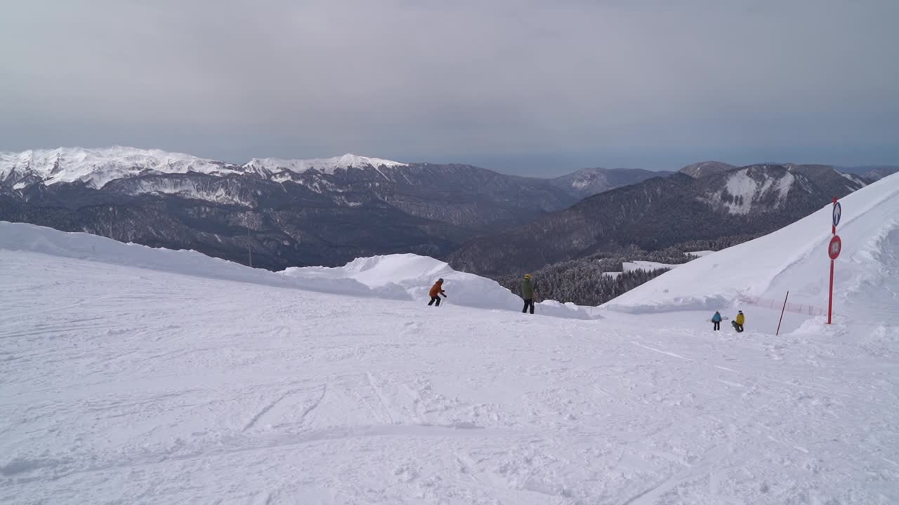 俄罗斯普里尤特韦特洛夫的阿皮卡滑雪场滑雪者在斜坡上的时光流逝。视频素材