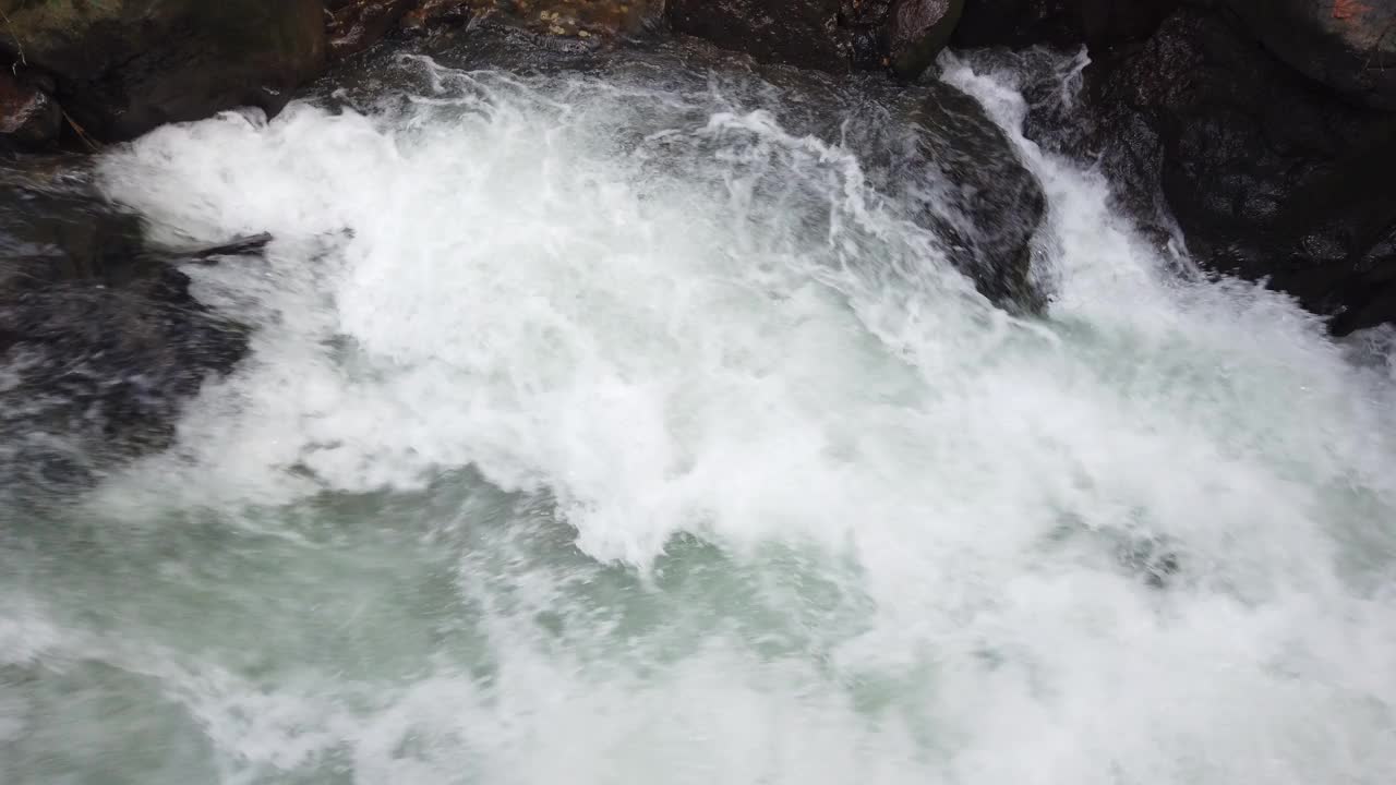 野生的山河与巨石流动。视频素材