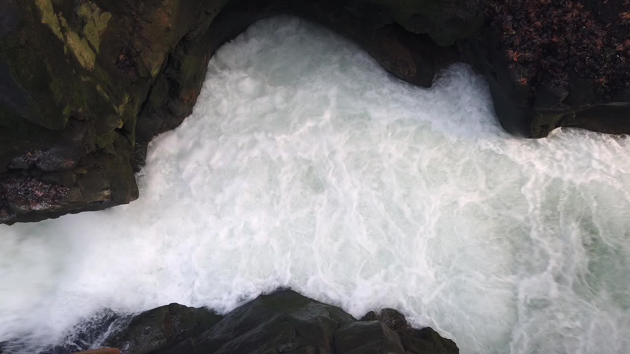 湍急的河水，在岩石间流淌。视频素材