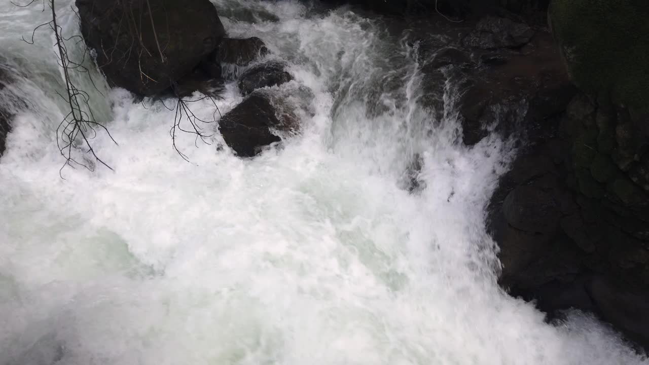 山涧瀑布流过岩石。快河流动视频素材