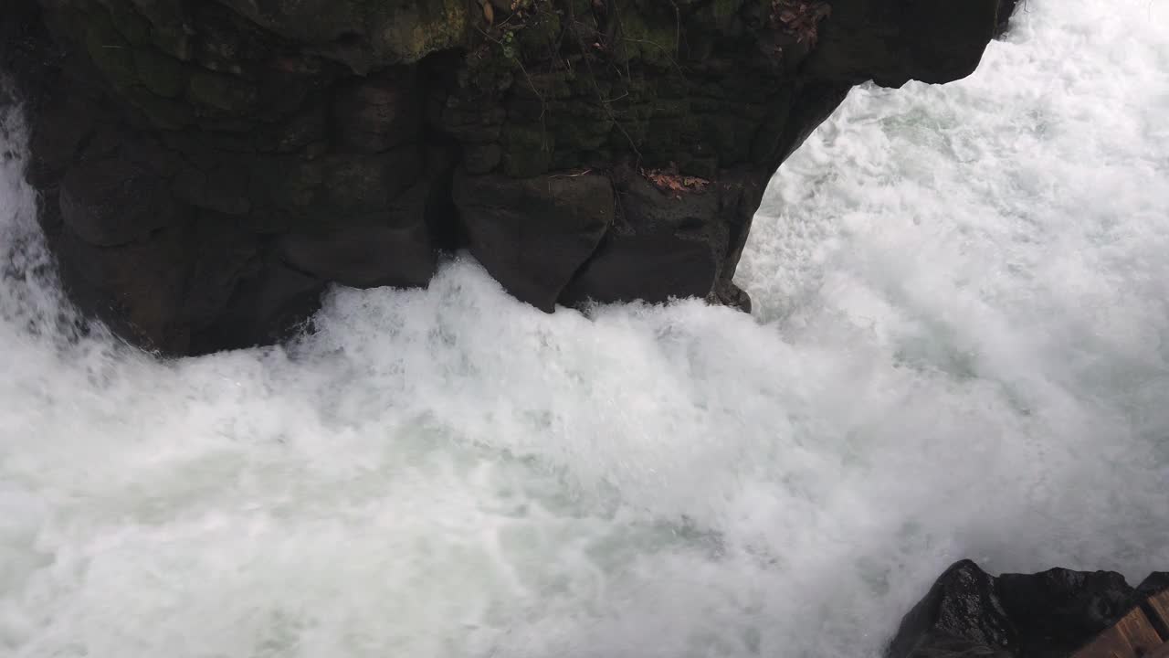 野生的山河与巨石流动。视频素材