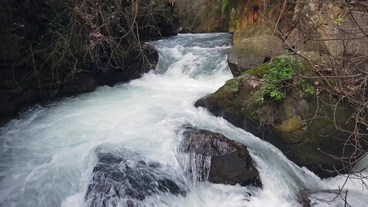 野生的山河与巨石流动。视频素材