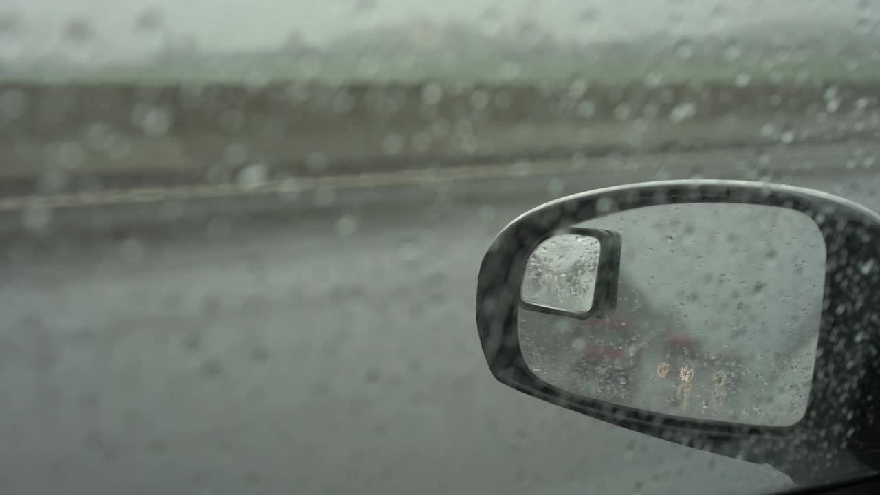 带有雨滴的现代汽车侧镜可以反射车辆视频素材