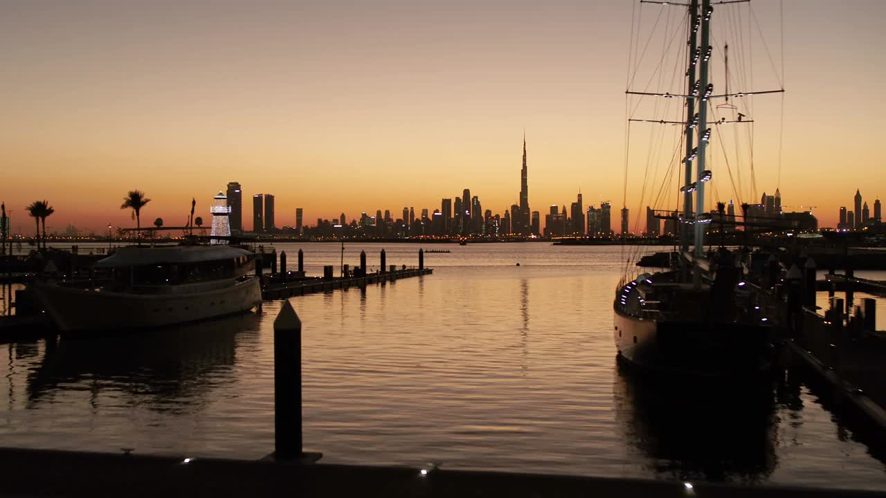 阿拉伯联合酋长国迪拜海港日落鸟瞰图。视频素材